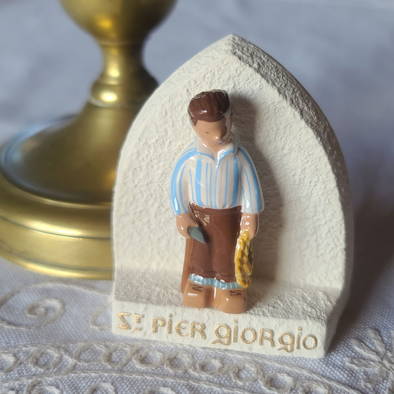 Saint Pier Giorgio Frassati présenté sur une ogive calligraphiée à son nom