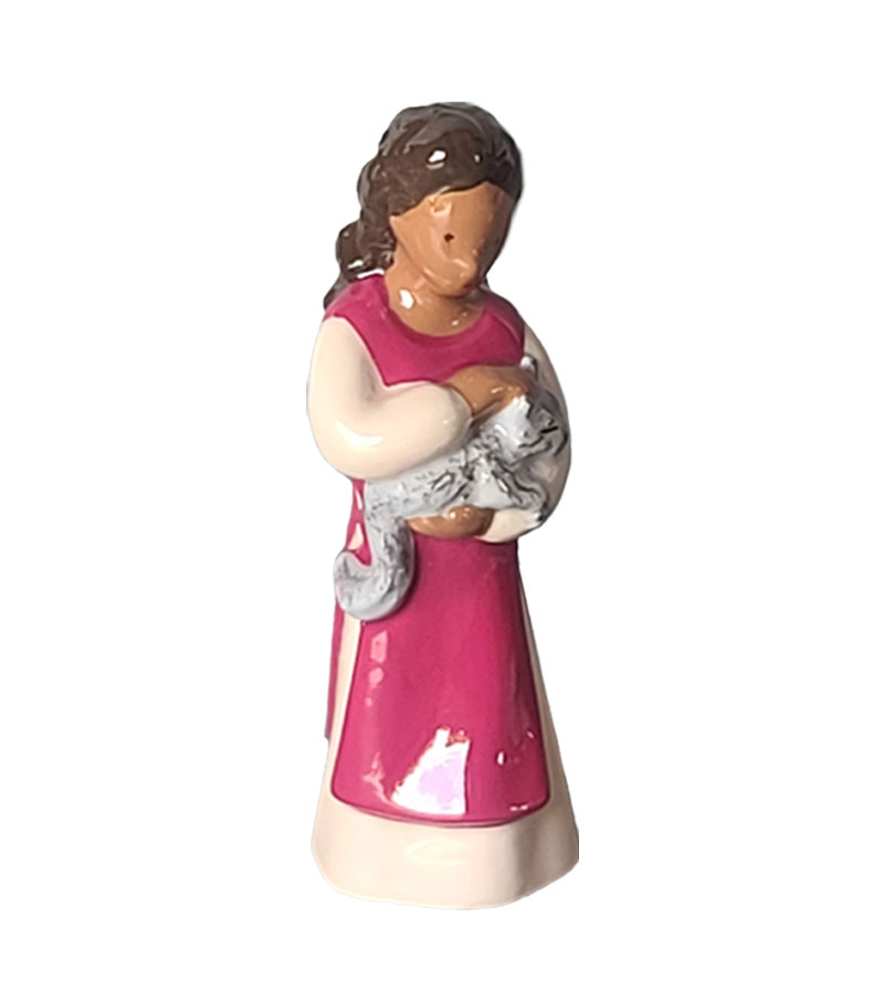 Jeune femme en robe rose qui caresse son chat. Elle symbole la Caresse.