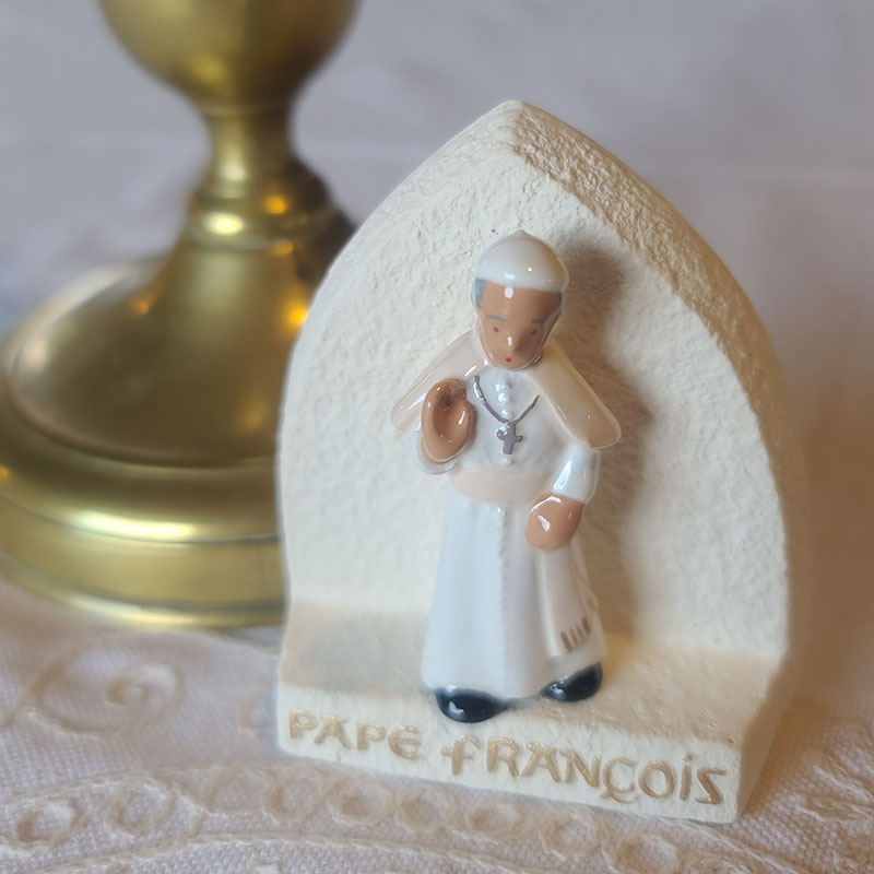 Santon du Pape François présentée sur ogive calligraphiée