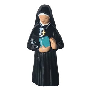 Religieuse en habit noir portant un livre vert